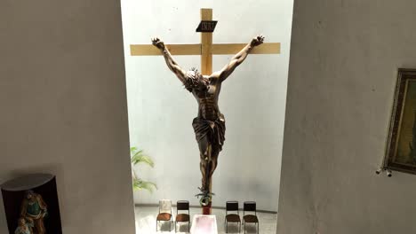 Parroquia-De-La-Patronal-De-San-José-En-La-Ciudad-De-México,-Imágenes-Internas-De-Drones-Del-Cristo-Crucificado-Dentro-Del-Edificio,-Parte-2-De-8