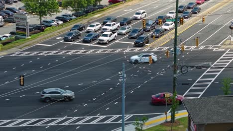 Toma-Aérea-Con-Zoom-Del-Tráfico-En-La-Autopista-Americana-Durante-El-Día-Soleado.