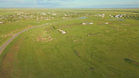 Vista-Aérea-Panorámica-De-Una-Ciudad-Rural-Rodeada-De-Naturaleza-Verde