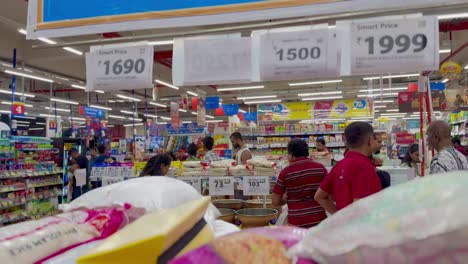 Escena-Dentro-De-Un-Supermercado-Local-Mientras-Los-Compradores-Navegan-Por-Diferentes-Pasillos.