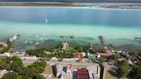 Vista-Aérea-Sobre-El-Fuerte-De-San-Felipe-De-Bacalar-Y-Los-Muelles-De-La-Laguna