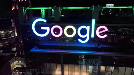 Exterior-Del-Edificio-De-Oficinas-Corporativas-De-Google-Iluminado-Por-La-Noche-En-Midtown-Atlanta,-Georgia