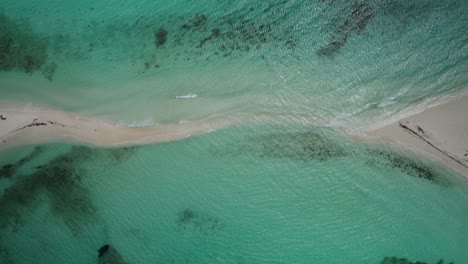 Eine-Sandige-Insel-Im-Türkisfarbenen-Wasser-Von-Cayo-De-Agua,-Die-Felsen,-Luftaufnahme