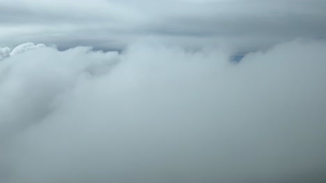 POV-Piloto-Inmersivo-Volando-A-Través-De-Algunas-Capas-De-Nubes-Tomadas-Desde-La-Cabina-De-Un-Jet