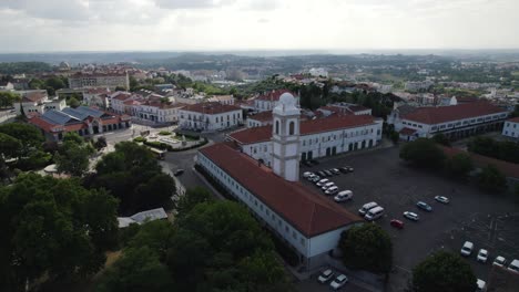 Torre-Da-Trindade-Y-Edificios-Circundantes-En-Santarém,-Portugal,-Vista-Aérea