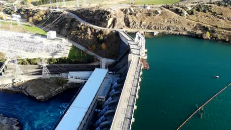 Vista-Aérea-Mirando-Hacia-Abajo-Sobre-La-Presa-Y-La-Planta-De-Energía-De-Roxburgh-Y-El-Lago-Roxburgh.