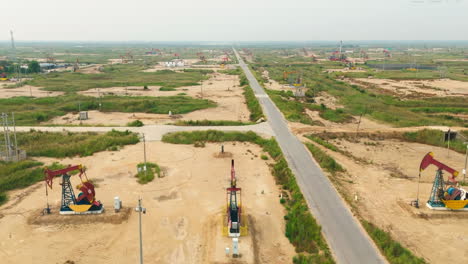 Close-up-machinery-Industrial-construction-Oilfield-kowtow-pump-machine-Rig-Pumpjack-Derrick-Working-for-crude-oil-energy-production-in-a-desert-landscape