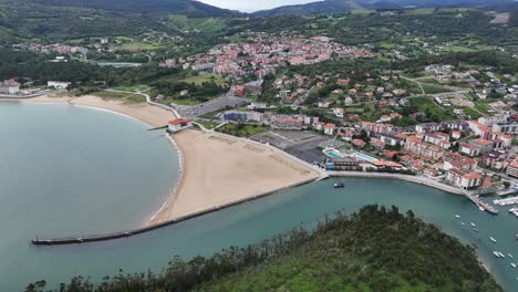 Drone-De-Playa-Gorliz-En-El-Norte-De-España,-Imágenes-Aéreas-De-4k