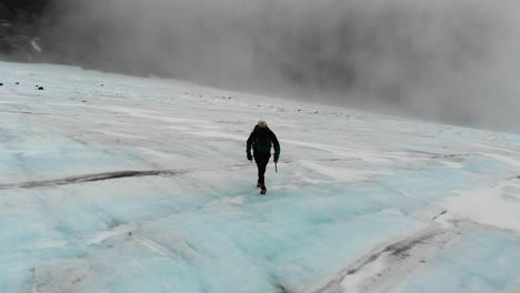 Hombre-Cruzando-La-Capa-De-Hielo-En-La-Cabecera-Del-Glaciar-Brewster-En-Los-Alpes-Del-Sur-De-Nueva-Zelanda