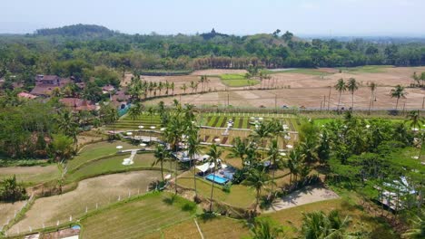 Vista-Aérea-De-Svargabumi-Con-Vista-Del-Templo-De-Borobudur