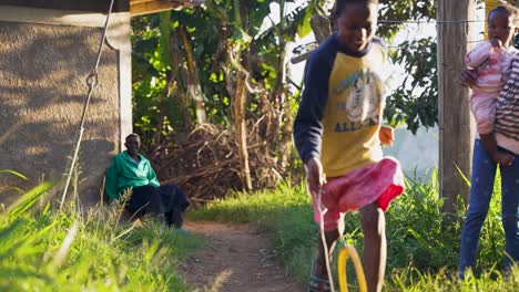 Los-Niños-Juegan-En-Una-Aldea-Rural-De-Kenia-Bajo-La-Luz-Del-Sol-De-La-Tarde.