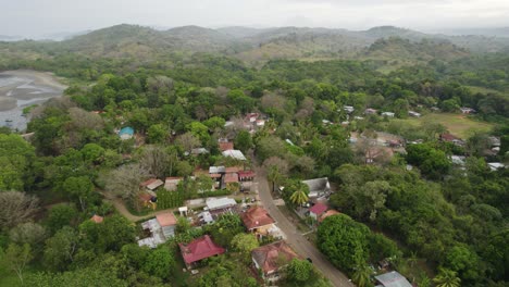 Ein-Kleines-Dorf-Eingebettet-In-üppige-Grüne-Hügel-In-Panama,-Santa-Catalina,-Luftaufnahme