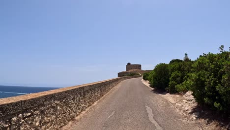 Calamosca-Turm,-Historisches-Küstenwahrzeichen,-Cagliari,-Standpunkt