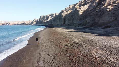 Spaziergang-Am-Strand-Von-Vlychada-Auf-Santorin