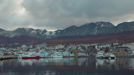 Dolly-In-Ushuaia-Innenstadt-Hafen-Landschaft