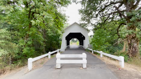 Historic-Irish-Bend-Covered-Bridge-in-Corvallis,-Oregon