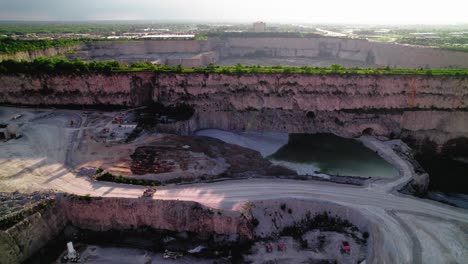 Camión-Volquete-Pesado-Cantera-De-Thornton-Illinois:-Un-Enorme-Sitio-De-Excavación-De-Piedra-Caliza-Revela-Capas-Geológicas-Y-Operaciones-Mineras