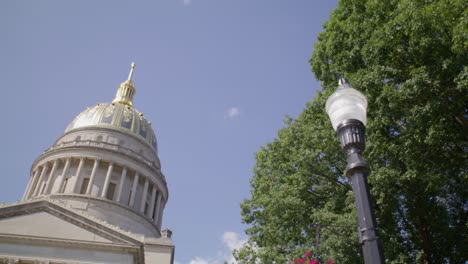 West-Virginia-State-Capitol-Building-In-Charleston,-West-Virginia-Mit-Kardanischer-Videoschwenkung-Vom-Lichtmast-Zur-Kuppel