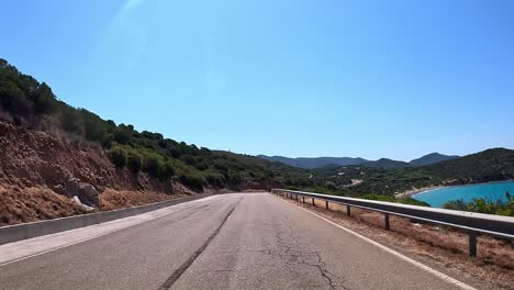 Straße-Entfaltet-Sich-Und-Bietet-Einblicke-In-Die-Gefahren-Der-Straße-Vor-Uns-Und-Grüne-Vegetation