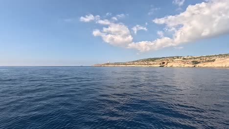 Una-Vista-Desde-Un-Barco-Acercándose-A-La-Isla-De-Comino-En-El-Mar-Mediterráneo,-Malta