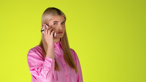 Mujer-Rubia-Marcando-En-El-Teléfono-Celular-Para-Hacer-Una-Llamada-Y-Permanece-En-Silencio,-Foto-De-Estudio-De-Llamada-Perdida