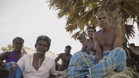 Pescadores-De-Sri-Lanka-Descansando-Bajo-Una-Palmera-Junto-A-La-Playa.