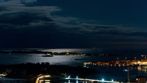 Lapso-De-Tiempo-De-La-Luz-De-La-Luna-Brillando-Y-Moviéndose-Sobre-El-Archipiélago-De-Helsinki