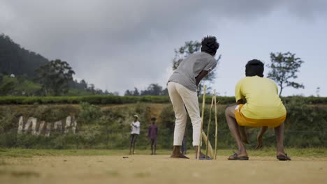 Los-Niños-Juegan-Al-Cricket-En-Un-Campo-De-Hierba-En-Sri-Lanka-Bajo-Un-Cielo-Nublado.