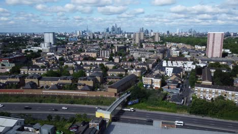 Drohnenaufnahmen-Von-Autobahnen-Und-Gebäuden-In-Einer-Großen-Stadt-In-England