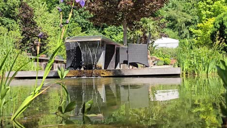 Kleiner-Wasserfall-Im-Sauerlandpark-Hemer-An-Einem-Schönen-Sommertag