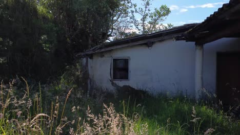 Drohnenflug-über-Das-Fenster-Eines-Verlassenen-Hauses-Am-Fuße-Des-Vulkans-Pasochoa-Durch-Grasland,-Mit-Kopierraum,-Dolly-Aufnahme