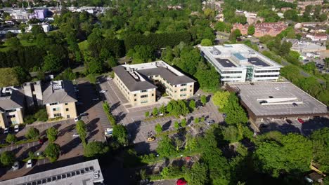 Parque-Empresarial-Y-Edificios-De-Oficinas-Con-Drones-En-Surrey,-Inglaterra