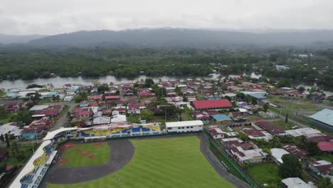 Almirante-En-Panamá-Mostrando-Un-Campo-De-Béisbol-Y-La-Ciudad-Circundante-En-Un-Día-Nublado,-Vista-Aérea