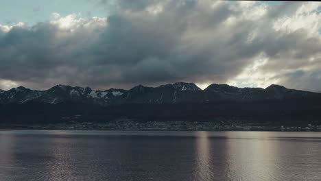 Puesta-De-Sol-En-La-Ciudad-De-Ushuaia-En-La-Patagonia,-Argentina