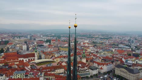 Hoher-Endpunkt-In-Der-Spitze-Der-Gotischen-Teynkirche-In-Der-Stadt-Prag,-Tschechische-Republik