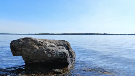 Friedliche-Landschaft-Mit-Ruhigem-Wasser-Und-Blauem-Himmel