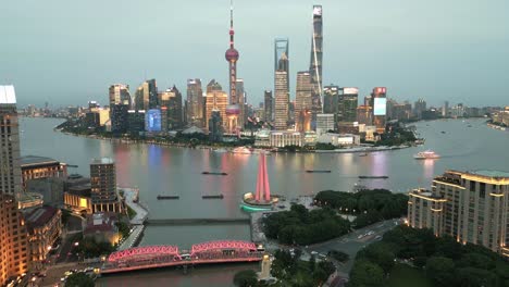 Imágenes-Aéreas-De-Drones-De-Shanghai-China-Del-Horizonte-Iluminado-Por-La-Noche