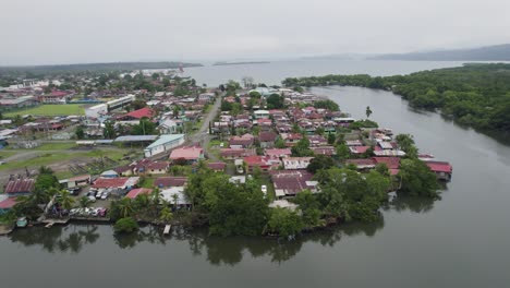 Almirante,-Panamá,-Mostrando-Un-Pueblo-Ribereño-Con-Exuberante-Vegetación-Y-Canales-De-Agua,-Vista-Aérea