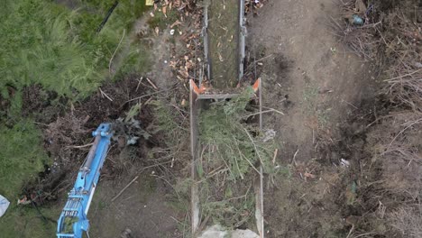 Drohnenflug,-Bei-Dem-Wir-Aus-Der-Vogelperspektive-Die-Arbeit-Eines-Häckslers-Mit-Baumschnittresten-Sehen