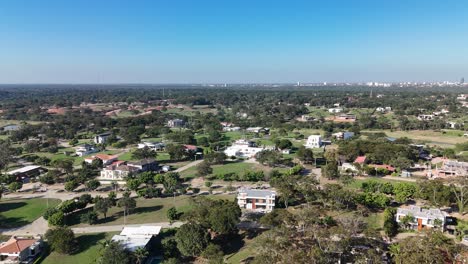 &quot;vida-Armoniosa:-Casas-Entre-árboles-Y-Lagos&quot;