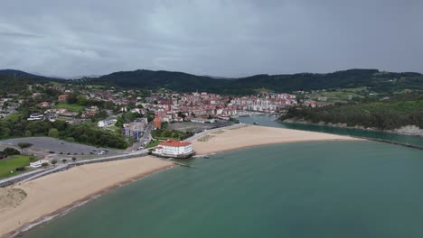 Strand-Gorliz-Nordspanien-Aufsteigende-Drohne,-Luftaufnahme