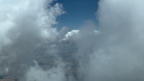 POV-Flug-Durch-Die-Wolken