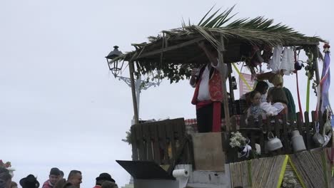 Menschen-Werden-Auf-Einem-Von-Ochsen-Gezogenen-Karren-Während-Der-Romería-De-La-Orotava-In-La-Orotava,-Teneriffa,-Spanien-Transportiert---Kamerafahrt