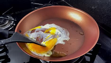 Pfanne-Brutzelt-Mit-Heißem-Öl,-Hausgemachte-Ovo-vegetarische-Küche,-Zeitlupe