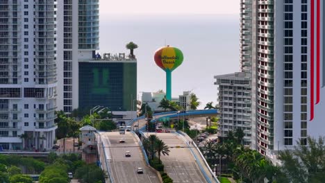 Centro-De-La-Playa-De-Hallandale-Con-La-Icónica-Torre-De-Agua-Pintada