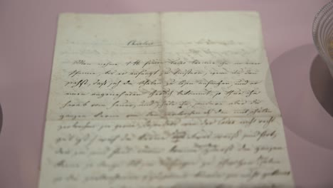 Primer-Plano-De-Un-Documento-Histórico-Escrito-A-Mano-Que-Se-Exhibe-En-El-Museo-Del-Chocolate-De-Zagreb