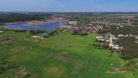 Pequeña-Ciudad-Al-Lado-De-Un-Lago