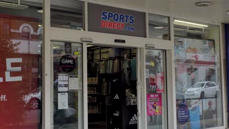 Außenansicht-Des-Sports-Direct-Stores-In-Ealing,-London,-Großbritannien,-Juni-2024