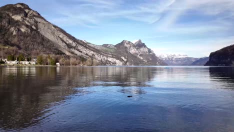 Baja-Perspectiva-Del-Lago-Walensee-Por-La-Mañana-En-El-Cantón-St