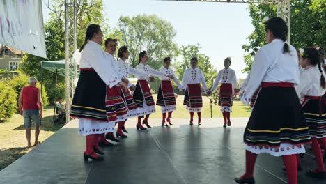 Bulgarische-Damen-Traditionelle-Volkstanzgruppe-Führen-Sommerfestbühne